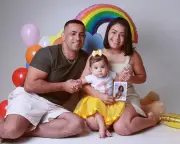 Vídeo mostra criança de 2 anos brincando com foto da irmã falecida no AM