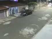 Vídeo mostra família assaltada por homem armado ao chegar em casa em Campinas
