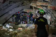 Venezuelano é resgatado com vida após 8 dias sob escombros em La Guaira