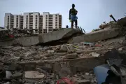 Venezuelanos cavam escombros com as próprias mãos após terremoto