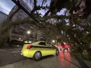 Ventania no Rio deixa dois mortos e causa caos no transporte