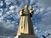 Ventos fortes danificam estátua de 20 metros de Santo Antônio em Caraguatatuba