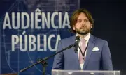 Vicente Santini, coordenador de Flávio Bolsonaro, gera desconfiança por laços com J&F