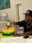 Vini Jr. celebra 26 anos com passeio de iate de luxo na Sardenha