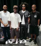 Vini Jr. recebe visita de Jay-Z, dono da agência que gerencia sua carreira