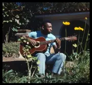 Violão usado e autografado por Pelé vai a leilão no Rio