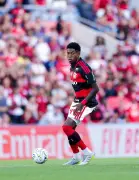 Vitão celebra taça e bom desempenho em amistosos do Flamengo em Portugal