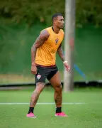 Vitória reforça meio-campo com Pochettino e Walace para duelo contra Vasco