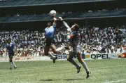 Viúva de Maradona reacende polêmica sobre camisa do gol de mão