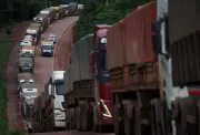 Volume de serviços no Brasil recua 0,4% em maio, puxado por transportes