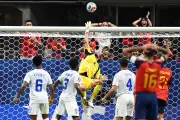 Vozinha usa chuteiras argentinas contra a atual campeã mundial na Copa
