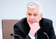Waller, do Fed, sinaliza alta de juros e critica políticas de Warsh