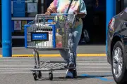 Walmart retira saladas com alface após surto de ciclosporíase nos EUA