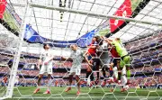 Web critica anulação de gol da Espanha por falta no goleiro da Áustria