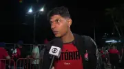 Zé Vitor garante que não há gravidade após sair machucado contra Vasco