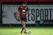 Zé Vitor sente joelho e é substituído por Pochettino na estreia