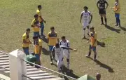 Zagueiro expulso chuta adversário caído no Mineiro sub-20