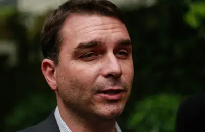 Advogado ligado a Flávio Bolsonaro é alvo da PF e já foi preso