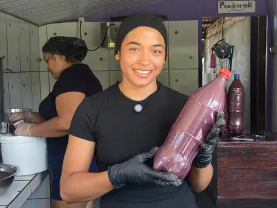 Amapaense vende açaí na Guiana Francesa e diz: 'empreender aqui é ótimo'