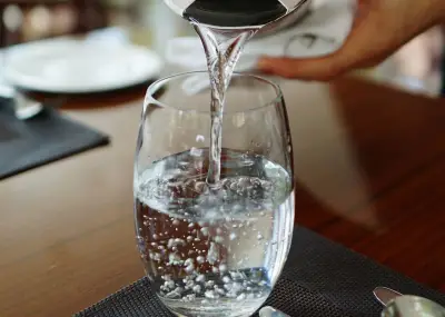 Beber água ou outro líquido durante a refeição faz mal? Entenda