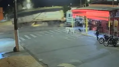 Carreta sem controle atinge lanchonete e deixa rastro de destruição