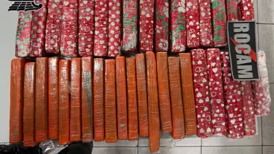 Carro com 37 tabletes de drogas abandonado após acidente em Teresina