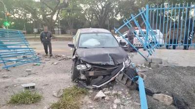 Carro fica destruído após invadir praça e derrubar grade em São José
