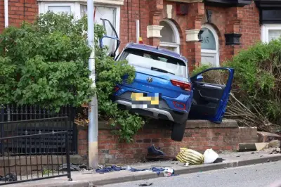Carro invade jardim e casa na Inglaterra; passageiro crítico
