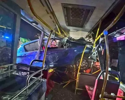 Carro 'voa' e fica preso em ônibus na Austrália; veja vídeo