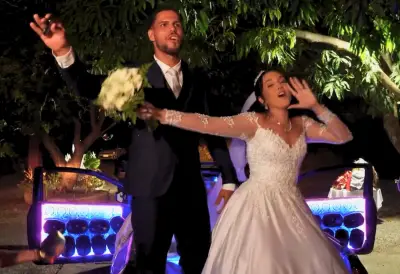 Casal chega ao próprio casamento com som automotivo e carroceria de gelo e bebidas