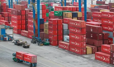 Confiança empresarial cai mais em quase um ano, aponta FGV