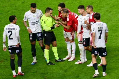 Corinthians reclama de arbitragem após derrota para o Inter; árbitro relata protestos