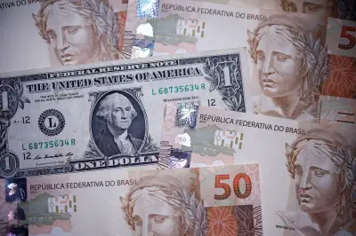 Dólar cai 1,8% em julho, mas bancos veem espaço para alta