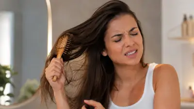 Dor ao pentear o cabelo: causas e quando procurar ajuda