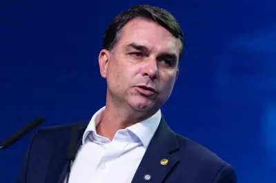 Flávio Bolsonaro busca aliança até último minuto por tempo de TV