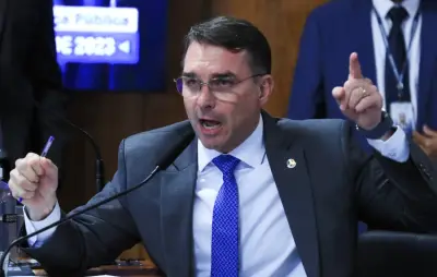 Flávio Bolsonaro promete Bolsa Família e critica Desenrola na Paraíba