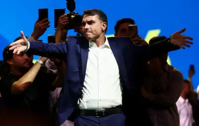 Flávio chama Lula de 'projeto de ditador' e promete demitir em outubro