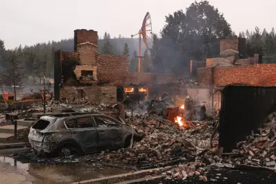 Incêndios na Grécia e nos EUA forçam deslocamentos em massa
