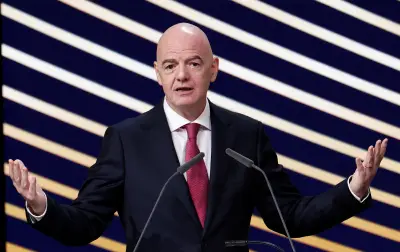 Infantino desiste de empresa privada para Copa; Uefa critica