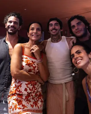 Ivete Sangalo curte férias em Saint-Tropez com namorado e filho