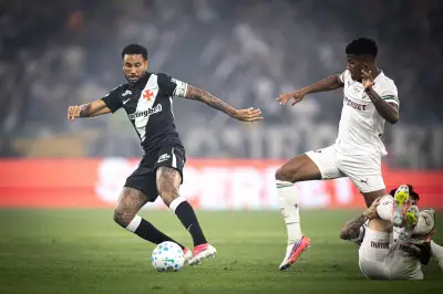 Jair volta ao time titular e celebra Vasco sem levar gols