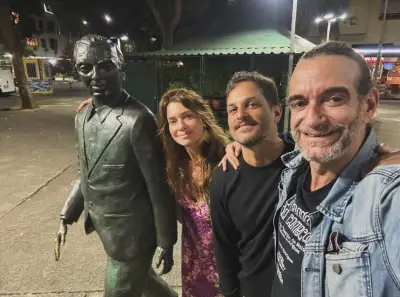 Letícia Spiller assiste a 'O Beijo no Asfalto' e posa com estátua