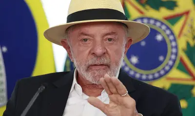 Lula pede maioria no Congresso e evita comentar investigação