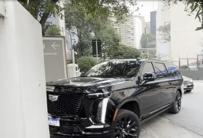 Memphis chega a hospital para exames e renova com Corinthians