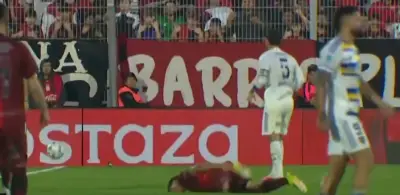 Paredes acerta rival com bolada e gera confusão no Boca x Newell's