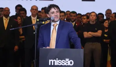 Renan Santos lança campanha com ataques a Lula e Flávio Bolsonaro
