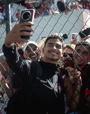 Torcida do Vitória faz festa no aeroporto antes de jogo decisivo
