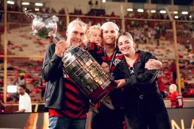 Varela celebra 4 anos no Flamengo e 150 jogos: 'Minha casa'