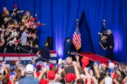 Aprovação de Trump despenca e presidente ignora pesquisas