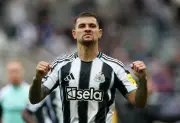 Bruno Guimarães volta ao Newcastle com futuro incerto
